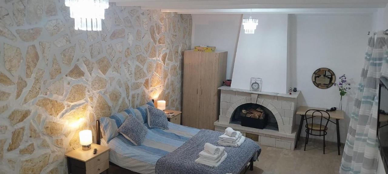 Lovely Studio In Strinilas With Its Own Pool Экстерьер фото