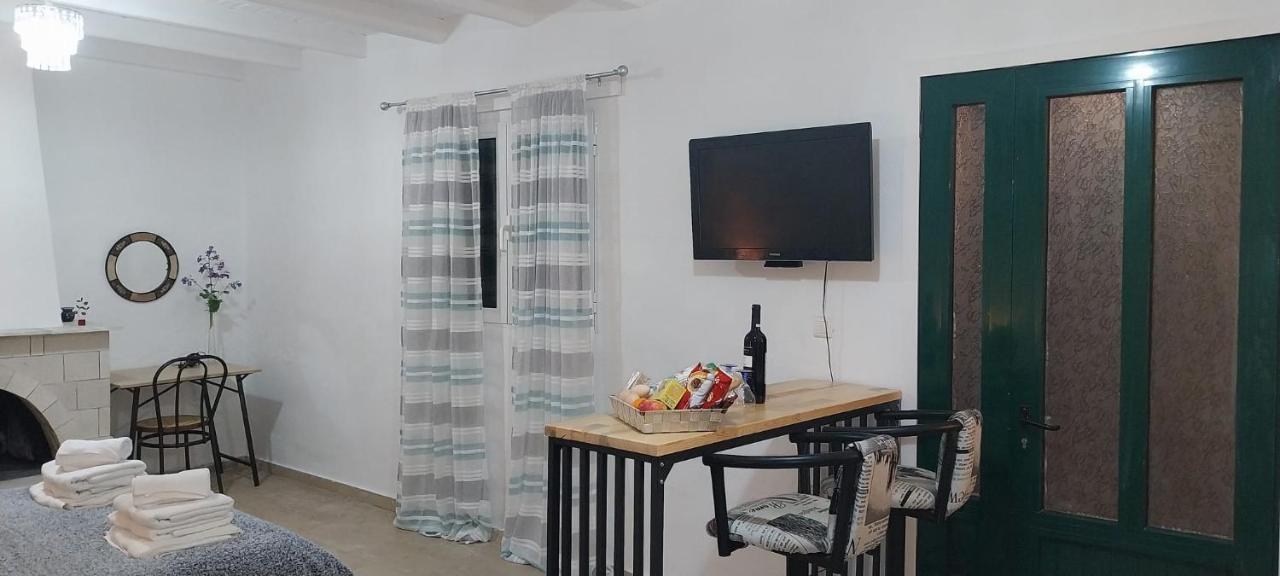 Lovely Studio In Strinilas With Its Own Pool Экстерьер фото