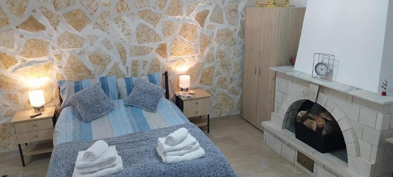 Lovely Studio In Strinilas With Its Own Pool Экстерьер фото