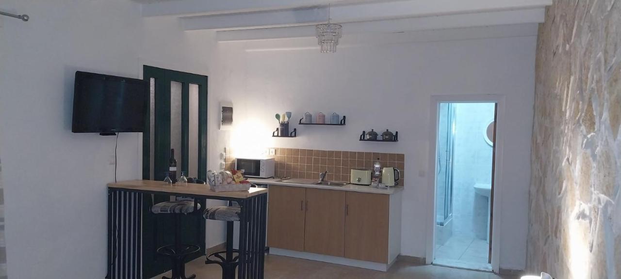 Lovely Studio In Strinilas With Its Own Pool Экстерьер фото