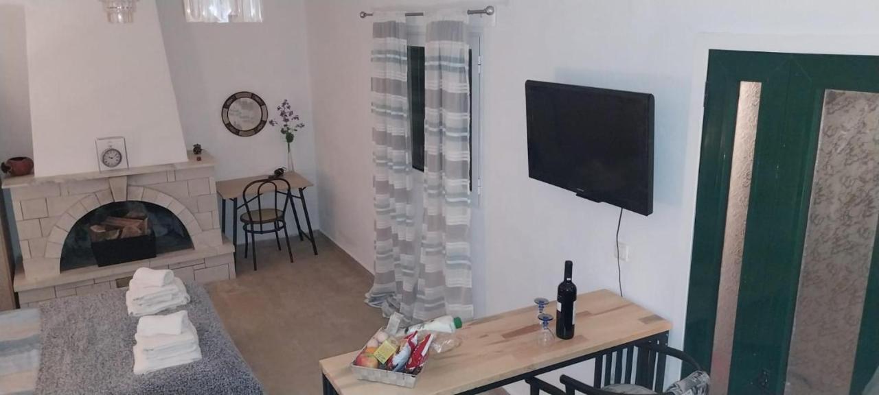 Lovely Studio In Strinilas With Its Own Pool Экстерьер фото